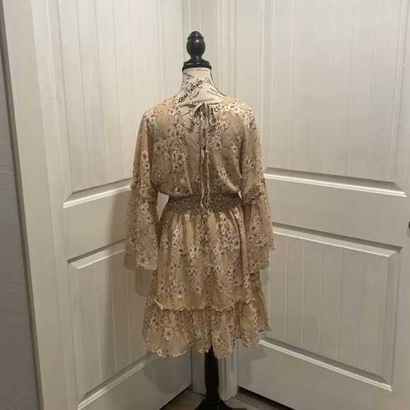 Jollycode Women's Floral Mini Dress Size M Cream With White Flowers New - Picture 2 of 3